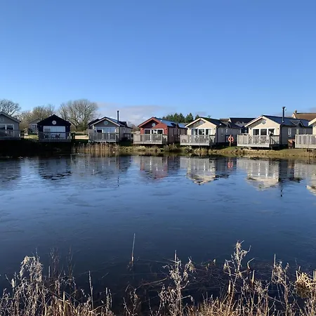 펜션 Lakeside Escape, The Bay, View, 2 Bedrooms With Ensuites, Parking Bay, 1 Small Dog Welcome