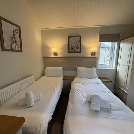 Lakeside Escape, The Bay, View, 2 Bedrooms With Ensuites, Parking Bay, 1 Small Dog Welcome 펜션 파일리